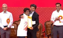 సార్.. మిమ్మల్ని హగ్ చేసుకోవచ్చా?.. సీఎం విజయ్ రియాక్షన్కు నెటిజన్ల ఫిదా సార్.. మిమ్మల్ని హగ్ చేసుకోవచ్చా?.. సీఎం విజయ్ రియాక్షన్కు నెటిజన్ల ఫిదా