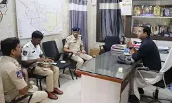 కామారెడ్డి టౌన్ పోలీస్ స్టేషన్లో ఎస్పీ ఆకస్మిక తనిఖీ.. కీలక ఆదేశాలు కామారెడ్డి టౌన్ పోలీస్ స్టేషన్లో ఎస్పీ ఆకస్మిక తనిఖీ.. కీలక ఆదేశాలు