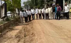 గుంతల రోడ్డును వెంటనే మరమ్మతు చేయాలి: మాజీ చైర్మన్ కొండల్ రెడ్డి గుంతల రోడ్డును వెంటనే మరమ్మతు చేయాలి: మాజీ చైర్మన్ కొండల్ రెడ్డి