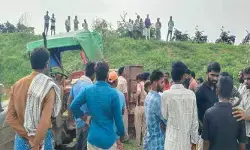 చెరువు కట్టపై నుంచి అదుపుతప్పిన ట్రాక్టర్ బోల్తా.. డ్రైవర్ మృతి