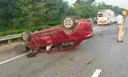 ఔటర్ పై కారు పల్టీలు.. డెంటల్ విద్యార్థిని మృతి ఔటర్ పై కారు పల్టీలు.. డెంటల్ విద్యార్థిని మృతి