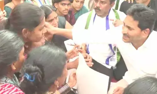 మత్స్యకార కుటుంబాలకు జగన్ పరామర్శ : పోలీసులతో మాజీమంత్రి బొత్స వాగ్వాదం