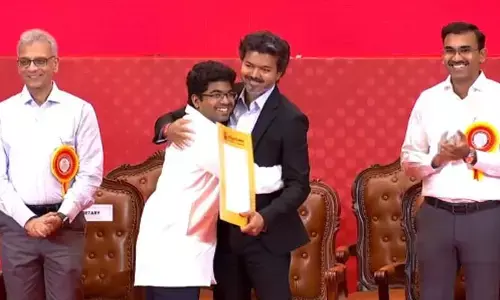 సార్.. మిమ్మల్ని హగ్ చేసుకోవచ్చా?.. సీఎం విజయ్ రియాక్షన్‍కు నెటిజన్ల ఫిదా