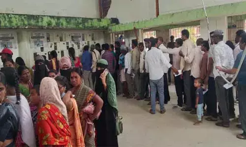 మందుల కోసం పడిగాపులు