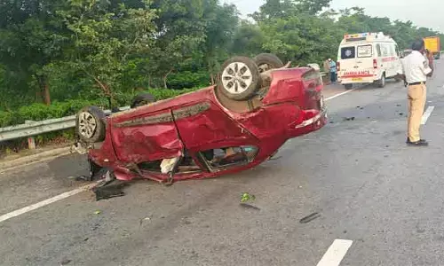 ఔటర్ పై కారు పల్టీలు.. డెంటల్ విద్యార్థిని మృతి