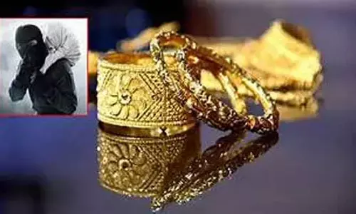 ఇంటికి తాళం వేసి బయటకు వెళ్లగా చోరీ.. నగదు, బంగారం అపహరణ
