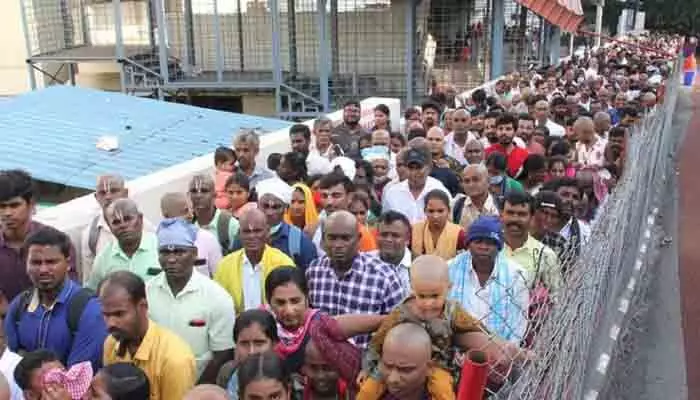 తిరుమలలో ఏ మాత్రం తగ్గని రద్దీ.. కృష్ణతేజ గెస్ట్ హౌస్ వరకూ క్యూ తిరుమలలో ఏ మాత్రం తగ్గని రద్దీ.. కృష్ణతేజ గెస్ట్ హౌస్ వరకూ క్యూ