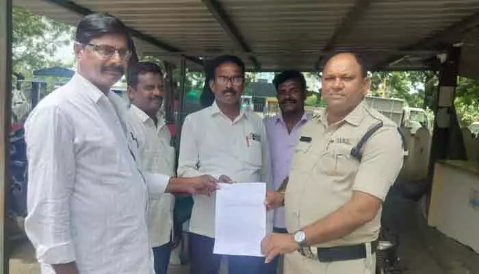 ఎల్లమ్మ తల్లి ఆలయ హుండీకి గుర్తు తెలియని వ్యక్తుల తాళం ఎల్లమ్మ తల్లి ఆలయ హుండీకి గుర్తు తెలియని వ్యక్తుల తాళం