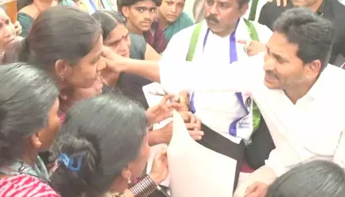 మత్స్యకార కుటుంబాలకు జగన్ పరామర్శ : పోలీసులతో మాజీమంత్రి బొత్స వాగ్వాదం మత్స్యకార కుటుంబాలకు జగన్ పరామర్శ : పోలీసులతో మాజీమంత్రి బొత్స వాగ్వాదం
