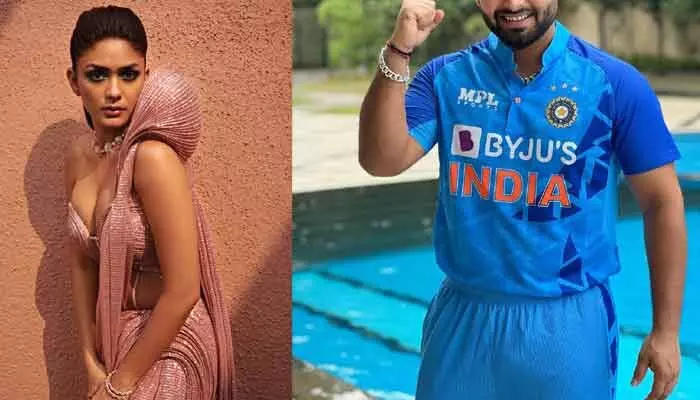 క్రికెటర్తో మృణాల్ ఠాకూర్ డేటింగ్.. బిగ్ ట్విస్ట్ ఇచ్చిన బ్యూటీ! క్రికెటర్తో మృణాల్ ఠాకూర్ డేటింగ్.. బిగ్ ట్విస్ట్ ఇచ్చిన బ్యూటీ!