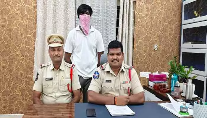 యూట్యూబ్లో తప్పుడు ప్రకటనలు.. రూ.2.5 లక్షలు కాజేసిన సైబర్ నిందితుడు అరెస్ట్ యూట్యూబ్లో తప్పుడు ప్రకటనలు.. రూ.2.5 లక్షలు కాజేసిన సైబర్ నిందితుడు అరెస్ట్