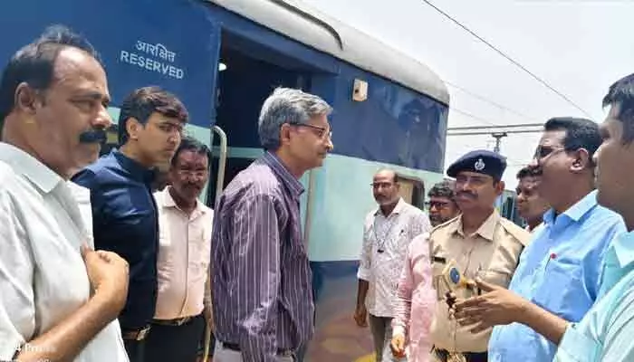 కారేపల్లి రైల్వే స్టేషన్లో డీఆర్ఎం ఆకస్మిక తనిఖీ.. ప్రయాణికుల సమస్యలపై ఆరా కారేపల్లి రైల్వే స్టేషన్లో డీఆర్ఎం ఆకస్మిక తనిఖీ.. ప్రయాణికుల సమస్యలపై ఆరా