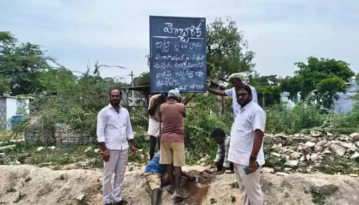 గ్రామకంఠం భూమికి రక్షణ.. హెచ్చరిక బోర్డు ఏర్పాటు గ్రామకంఠం భూమికి రక్షణ.. హెచ్చరిక బోర్డు ఏర్పాటు