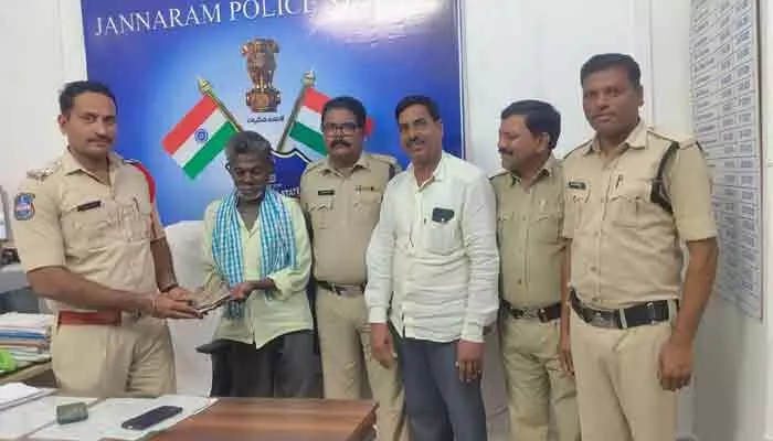 మూర్ఛ వచ్చిన వ్యక్తి ప్రాణాలు కాపాడి.. రూ.1.08 లక్షలు సురక్షితంగా అప్పగించిన పోలీసులు! మూర్ఛ వచ్చిన వ్యక్తి ప్రాణాలు కాపాడి.. రూ.1.08 లక్షలు సురక్షితంగా అప్పగించిన పోలీసులు!