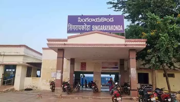ఘోరం.. గూడ్స్ రైలుకింద పడి కుటుంబం ఆత్మహత్య ఘోరం.. గూడ్స్ రైలుకింద పడి కుటుంబం ఆత్మహత్య