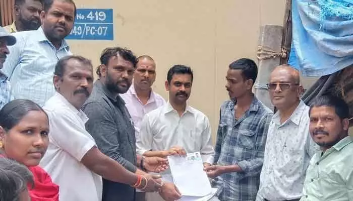 జోనల్ కమిషనర్ వికాస్ మహతోకు బీఆర్ఎస్ నాయకుల వినతి జోనల్ కమిషనర్ వికాస్ మహతోకు బీఆర్ఎస్ నాయకుల వినతి