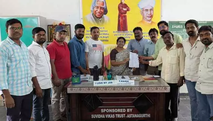 విద్యాసంస్థల్లో ఫీజు రాయితీ కల్పించాలి: టీయుడబ్ల్యూజే ఆధ్వర్యంలో వినతిపత్రం సమర్పణ విద్యాసంస్థల్లో ఫీజు రాయితీ కల్పించాలి: టీయుడబ్ల్యూజే ఆధ్వర్యంలో వినతిపత్రం సమర్పణ