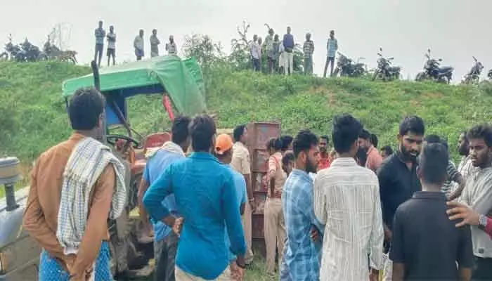 చెరువు కట్టపై నుంచి అదుపుతప్పిన ట్రాక్టర్ బోల్తా.. డ్రైవర్ మృతి చెరువు కట్టపై నుంచి అదుపుతప్పిన ట్రాక్టర్ బోల్తా.. డ్రైవర్ మృతి