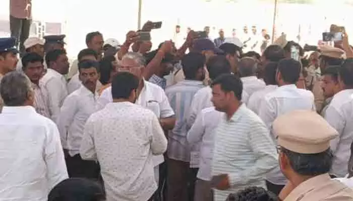 ఉప ముఖ్యమంత్రి పర్యటనలో ఫ్లెక్సీల వివాదం ఉప ముఖ్యమంత్రి పర్యటనలో ఫ్లెక్సీల వివాదం