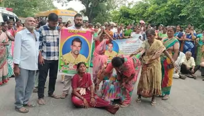 కుటుంబ సభ్యులకు సమాచారం లేకుండానే పోస్టుమార్టం..! కుటుంబ సభ్యులకు సమాచారం లేకుండానే పోస్టుమార్టం..!