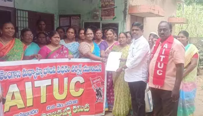 కాంగ్రెస్ ప్రభుత్వం ఎన్నికల్లో ఇచ్చిన హామీని నెరవేర్చాలి: ఏఐసీటీయు నాయకులు కాంగ్రెస్ ప్రభుత్వం ఎన్నికల్లో ఇచ్చిన హామీని నెరవేర్చాలి: ఏఐసీటీయు నాయకులు