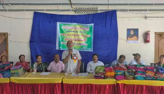 మధ్యాహ్న భోజన సిబ్బందికి ట్రస్ట్ ఆధ్వర్యంలో చీరల పంపిణీ మధ్యాహ్న భోజన సిబ్బందికి ట్రస్ట్ ఆధ్వర్యంలో చీరల పంపిణీ