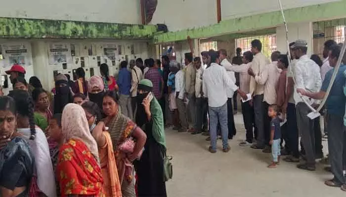 మందుల కోసం పడిగాపులు మందుల కోసం పడిగాపులు