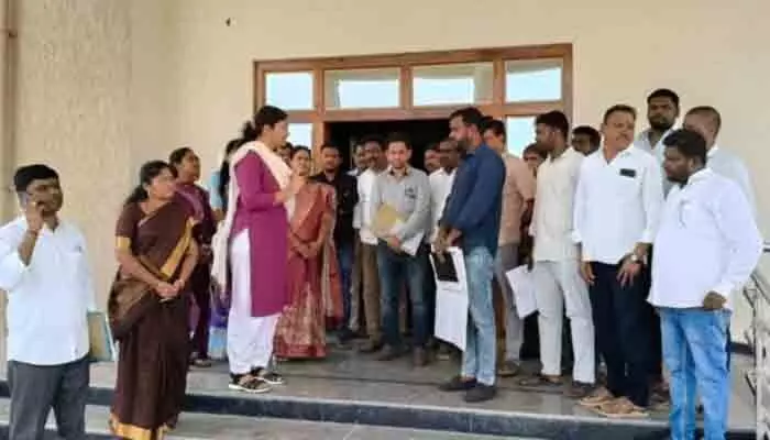 పది రోజుల్లోగా పెండింగ్ పనులు పూర్తి చేయాలి పది రోజుల్లోగా పెండింగ్ పనులు పూర్తి చేయాలి