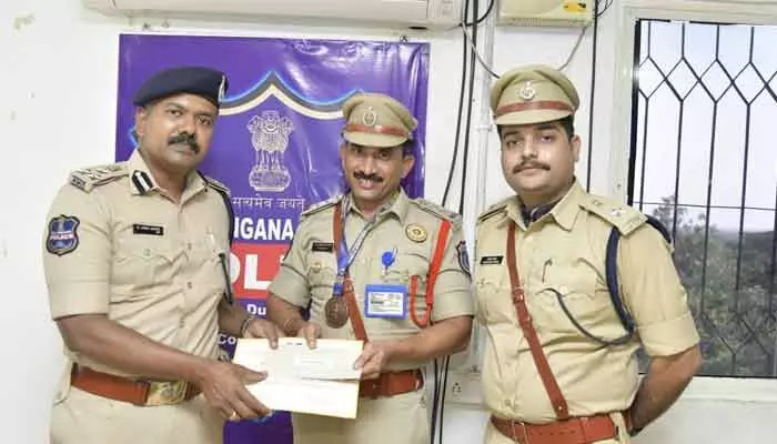 పోలీసు క్రీడల్లో సీఐ చంద్రబాబు ప్రతిభ పోలీసు క్రీడల్లో సీఐ చంద్రబాబు ప్రతిభ