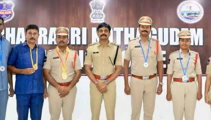 జోన్–IV పోలీస్ డ్యూటీ మీట్లో భద్రాద్రి పోలీసులకు 12 పతకాలు జోన్–IV పోలీస్ డ్యూటీ మీట్లో భద్రాద్రి పోలీసులకు 12 పతకాలు