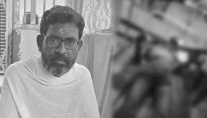 ఎమ్మెల్యే క్యాంపు కార్యాలయం ఎదుట మాజీ సర్పంచ్ భర్త ఆత్మహత్యాయత్నం ఎమ్మెల్యే క్యాంపు కార్యాలయం ఎదుట మాజీ సర్పంచ్ భర్త ఆత్మహత్యాయత్నం