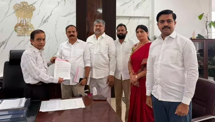 ఎస్ఐఆర్ గడువు పొడిగించాలి.. ఎన్నికల అధికారిని కలిసిన బీఆర్ఎస్ బృందం ఎస్ఐఆర్ గడువు పొడిగించాలి.. ఎన్నికల అధికారిని కలిసిన బీఆర్ఎస్ బృందం