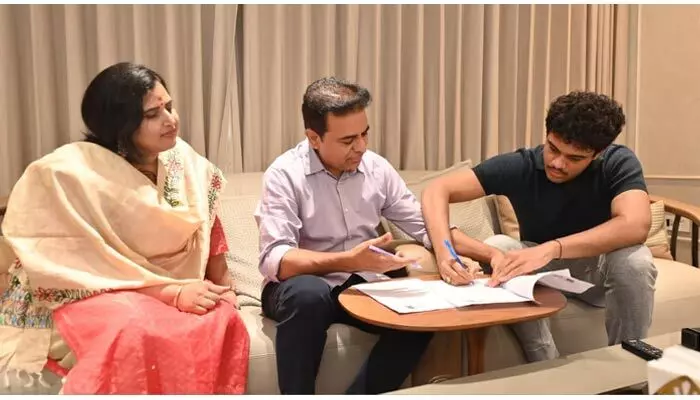 ఓటర్ల జాబితా సవరణలో కేటీఆర్ ఫ్యామిలీ.. ఫోటోలు వైరల్! ఓటర్ల జాబితా సవరణలో కేటీఆర్ ఫ్యామిలీ.. ఫోటోలు వైరల్!