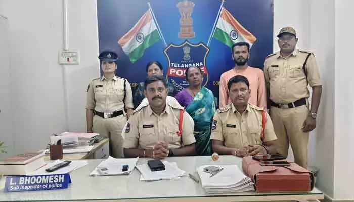 ప్రేమ వేధింపుల కేసులో ముగ్గురు అరెస్ట్ ప్రేమ వేధింపుల కేసులో ముగ్గురు అరెస్ట్