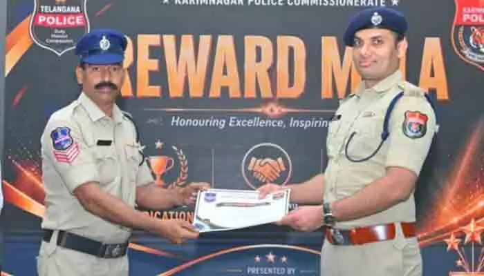 సీపీ చేతుల మీదుగా హుజురాబాద్ పోలీసులకు ఉత్తమ సేవా ప్రశంసా పత్రాలు సీపీ చేతుల మీదుగా హుజురాబాద్ పోలీసులకు ఉత్తమ సేవా ప్రశంసా పత్రాలు