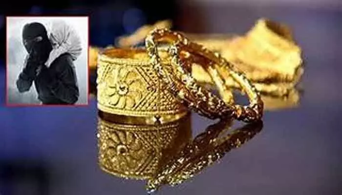 ఇంటికి తాళం వేసి బయటకు వెళ్లగా చోరీ.. నగదు, బంగారం అపహరణ ఇంటికి తాళం వేసి బయటకు వెళ్లగా చోరీ.. నగదు, బంగారం అపహరణ