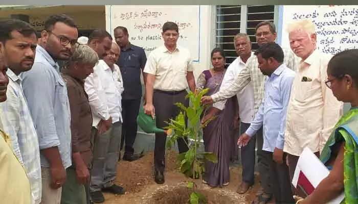 ఉప్పల్వాయిలో కలెక్టర్ పర్యటన.. ఇందిరమ్మ ఇళ్ల పై కీలక ఆదేశాలు ఉప్పల్వాయిలో కలెక్టర్ పర్యటన.. ఇందిరమ్మ ఇళ్ల పై కీలక ఆదేశాలు