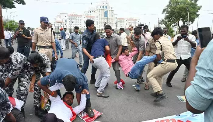 దద్దరిల్లిన తెలంగాణ సచివాలయం.. ఫీజు బకాయిల కోసం వామపక్ష విద్యార్థి సంఘాల పోరు దద్దరిల్లిన తెలంగాణ సచివాలయం.. ఫీజు బకాయిల కోసం వామపక్ష విద్యార్థి సంఘాల పోరు