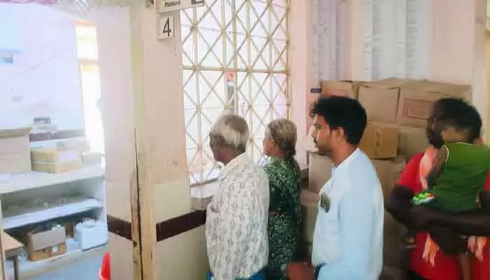 డాక్టర్ ఉన్నా.. ఫార్మసిస్టు లేక రోగుల ఇక్కట్లు డాక్టర్ ఉన్నా.. ఫార్మసిస్టు లేక రోగుల ఇక్కట్లు