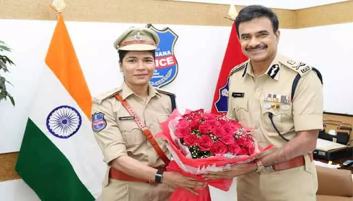 మరిన్ని పతకాలు సాధించాలి.. డీఎస్పీ నిఖత్ జరీన్కు డీజీపీ అభినందనలు మరిన్ని పతకాలు సాధించాలి.. డీఎస్పీ నిఖత్ జరీన్కు డీజీపీ అభినందనలు