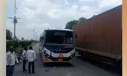 కంటైనర్ ను ఢీకొన్న ఆర్టీసీ బస్సు కంటైనర్ ను ఢీకొన్న ఆర్టీసీ బస్సు