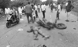 గుర్తు తెలియని వాహనం ఢీ.. ఇద్దరు యువకులు మృతి గుర్తు తెలియని వాహనం ఢీ.. ఇద్దరు యువకులు మృతి