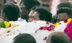 ముద్రగడ పాడె మోసిన జగన్