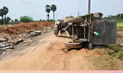ఎల్లమ్మగూడెం–మాడుగుల పల్లి డబుల్ రోడ్డు పనులు అస్తవ్యస్తం : వాటర్ ట్యాంకర్ బోల్తా