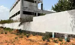 నాలాను ఆక్రమించిన శ్రీ చైతన్య కాలేజీ యాజమాన్యం..! నాలాను ఆక్రమించిన శ్రీ చైతన్య కాలేజీ యాజమాన్యం..!