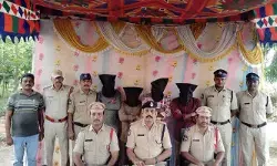 ప్రేమ పేరుతో మైనర్ బాలిక పై లైంగిక దాడి.. నలుగురు అరెస్ట్ ప్రేమ పేరుతో మైనర్ బాలిక పై లైంగిక దాడి.. నలుగురు అరెస్ట్