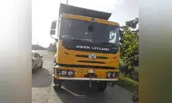 ఇసుక టిప్పర్ ఢీకొట్టడంతో తండ్రి కొడుకులకు గాయాలు ఇసుక టిప్పర్ ఢీకొట్టడంతో తండ్రి కొడుకులకు గాయాలు