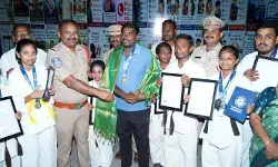 గిన్నిస్ వరల్డ్ రికార్డ్ విజేతలను అభినందించిన పోలీసులు