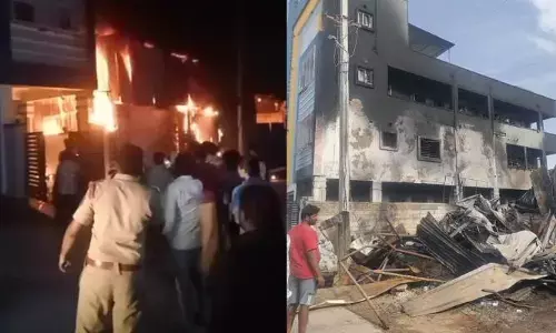నివాసాల మధ్య ప్లాస్టిక్ గోదాం… అర్థరాత్రి భీకర అగ్నిప్రమాదం