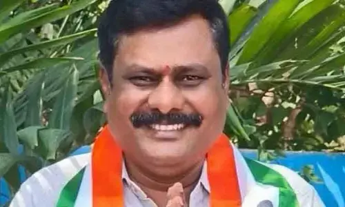 రోడ్డుపై అడ్డంగా నిలబడిన విషయంలో గొడవ.. వ్యక్తి మృతి